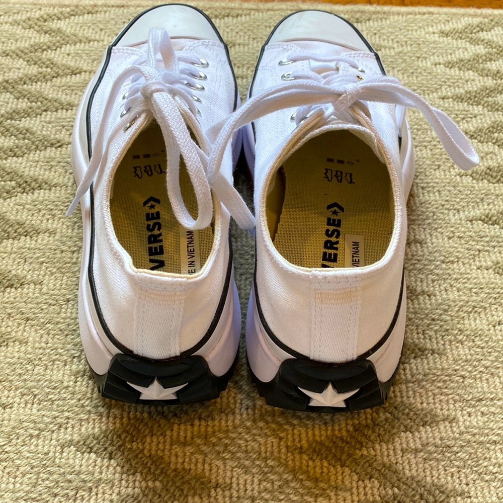 Converse size 9 white run star platform sneaker worn once.